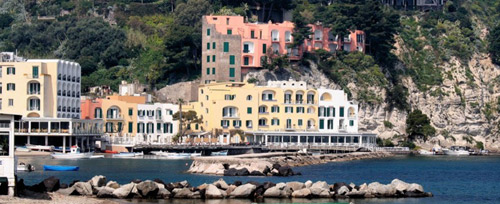 Vista sul porto a Lacco Ameno